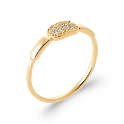 Anel dourado com cristais transparentes, fundo branco