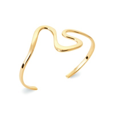 Bracelete dourado curvo e ondulado em fundo branco