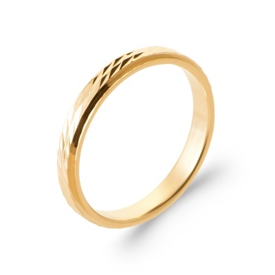 Anel dourado com textura facetada em fundo branco