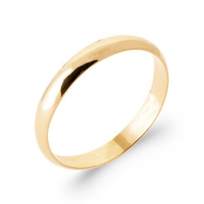 Anel dourado liso com acabamento polido em fundo branco