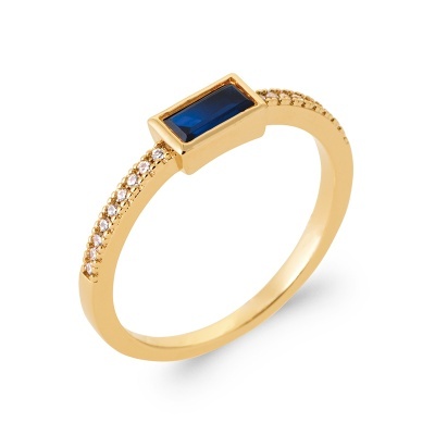 Anel dourado com pedra azul retangular e pequenos cristais