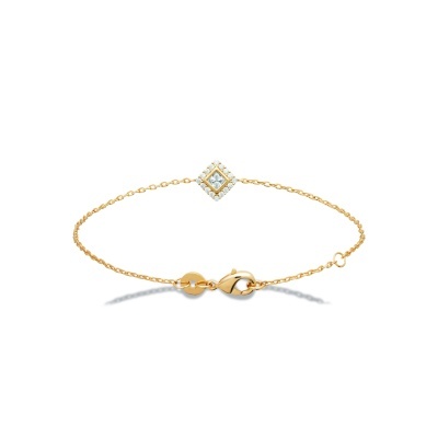 Pulseira dourada com pendente quadrado e pedras brilhantes