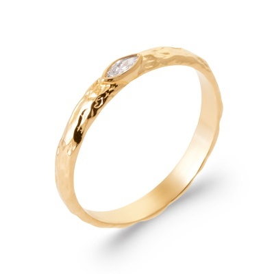 Anel fino de ouro com pedra transparente embutida
