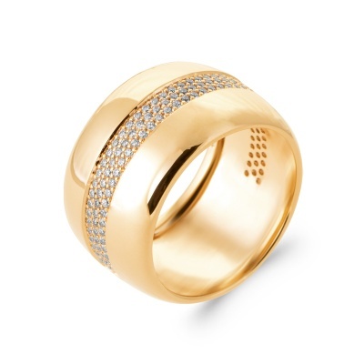 Anel dourado largo com fileira de diamantes ao centro