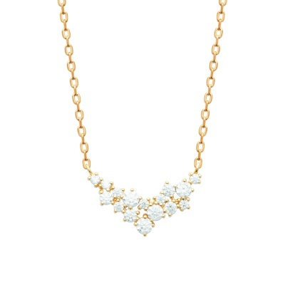 Colar dourado com pendente de cristais em fundo branco