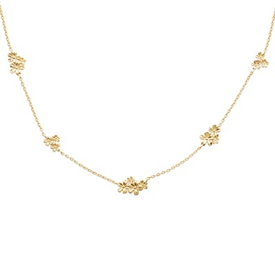 Colar dourado com flores pequenas e correntes finas.