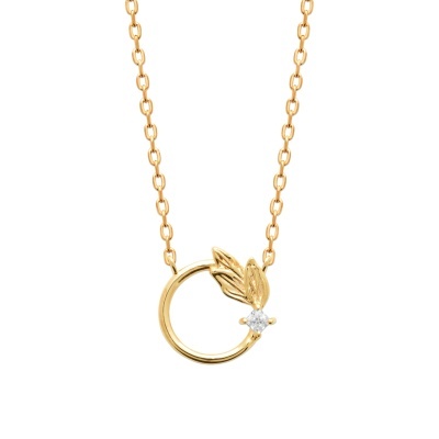 Colar dourado com pendente circular e folhas com pedra