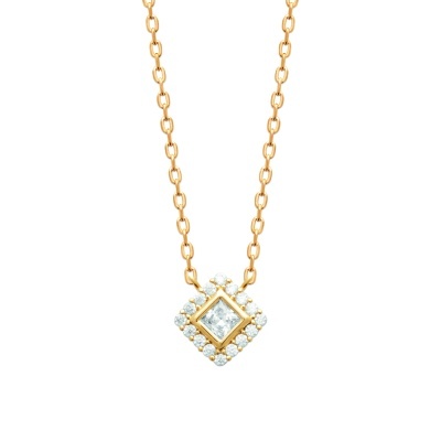 Colar dourado com pendente quadrado e pedras brilhantes