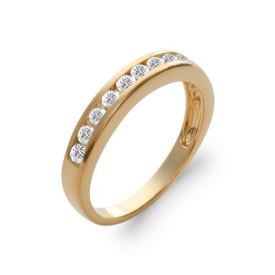 Anel dourado com diamantes embutidos