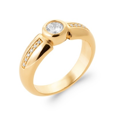 Anel dourado com pedras transparentes