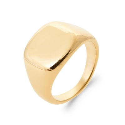 Anel quadrado dourado liso e polido sobre fundo branco