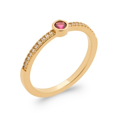 Anel dourado com pedra vermelha e cristais transparentes.