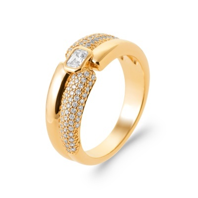 Anel dourado com pedras brilhantes e pedra retangular