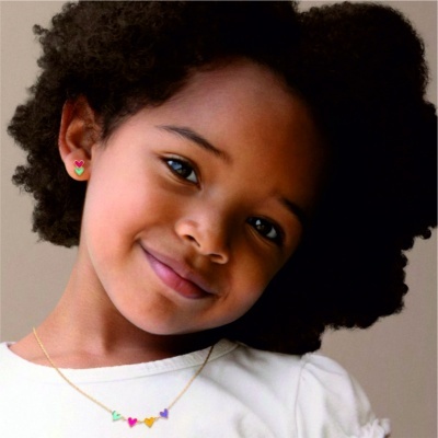 Menina com brincos e colar coloridos com corações