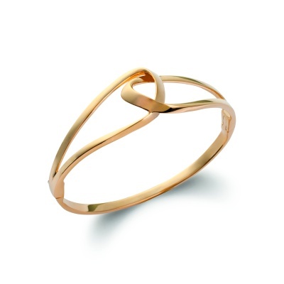 Bracelete dourado moderno em metal polido sobre fundo branco