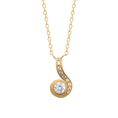 Colar dourado com pendente S e pedras brancas