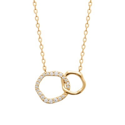 Colar dourado com dois círculos entrelaçados, um com pedras brilhantes