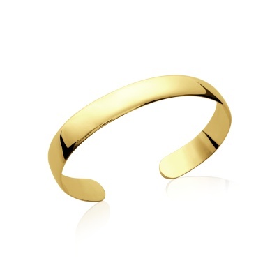 Pulseira dourada lisa e brilhante em fundo branco