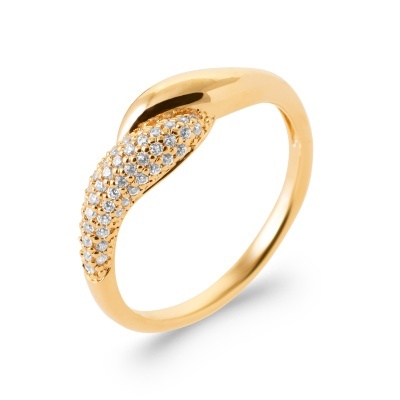 Anel dourado com cristais pequenos em fundo branco