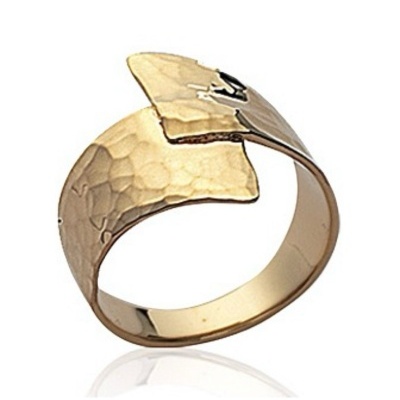 Anel de metal dourado martelado e aberto com design assimétrico