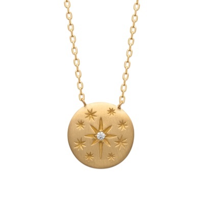 Colar dourado com pendente circular e estrelas gravadas