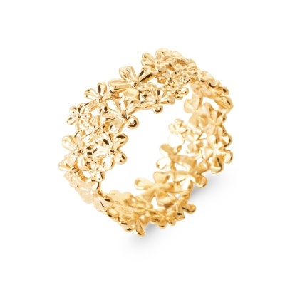 Anel dourado com flores pequenas entrelaçadas, fundo branco