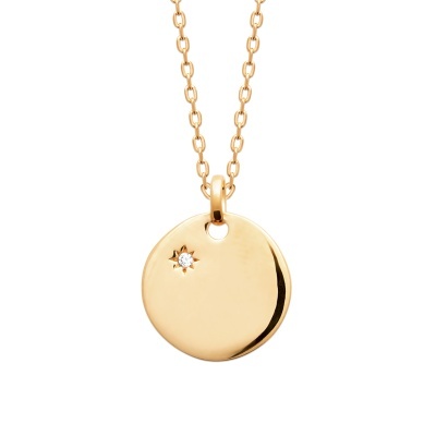 Colar dourado com pendente redondo e pedra brilhante.