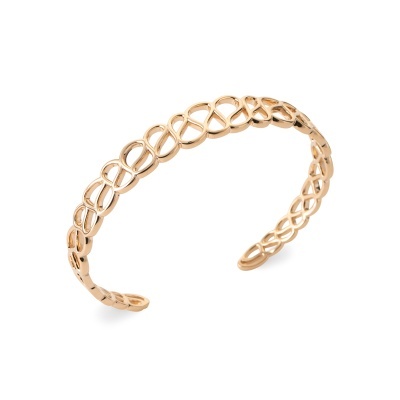 Pulseira aberta dourada com padrão entrelaçado sobre fundo branco