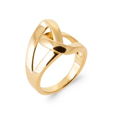 Anel dourado entrelaçado em metal brilhante