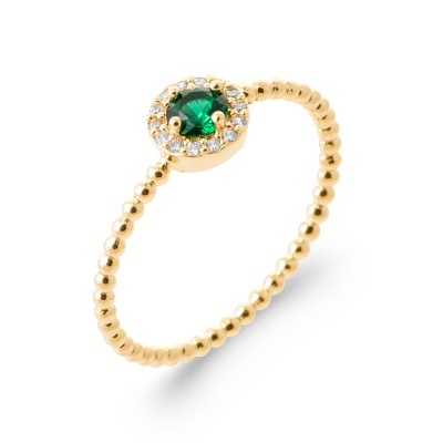 Anel dourado com pedra verde e pedras claras em fundo branco