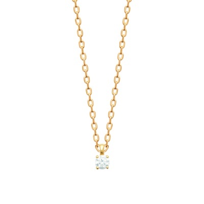 Colar dourado com pendente de pedra branca redonda.