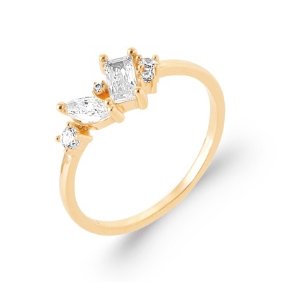 Anel dourado com pedras brilhantes em fundo branco