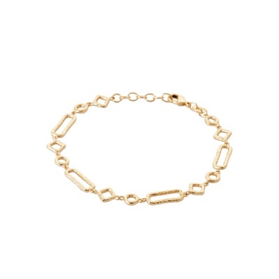Pulseira dourada com elos geométricos variados numa superfície branca