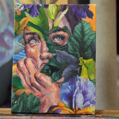 Pintura a óleo de rosto feminino com folhas e flores coloridas