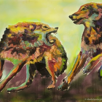 Pintura vibrante de dois cães coloridos em fundo amarelo esbatido