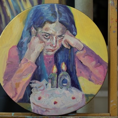 Pintura circular de rapariga com bolo de aniversário e velas acesas