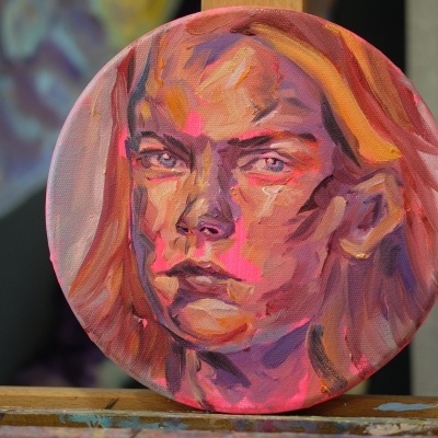 Retrato feminino pintado em quadro redondo com cores vibrantes