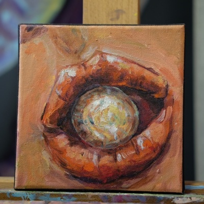 Pintura a óleo de uma mão segurando uma esfera branca em tela quadrada