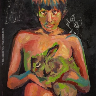 Pintura a óleo de criança segurando coelho com fundo preto e desenhos a giz branco
