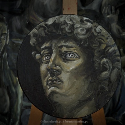 Pintura circular de rosto masculino com expressão preocupada, em tons cinza e castanhos