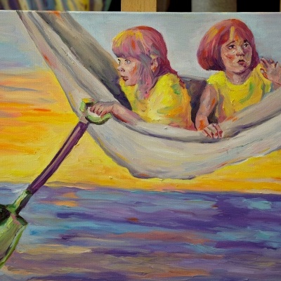 Pintura de duas raparigas numa rede acima da água ao pôr do sol