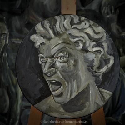 Pintura circular a óleo de rosto masculino expressivo em madeira sobre cavalete