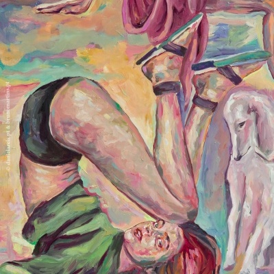 Pintura colorida de mulher de cabelo ruivo em pose alongada, com roupa verde e preta, cadeira azul e cão branco.