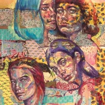 Pintura com quatro retratos femininos coloridos e texturas florais no fundo.