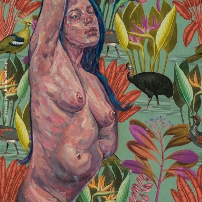 Pintura a óleo de mulher nua com fundo floral colorido e aves.