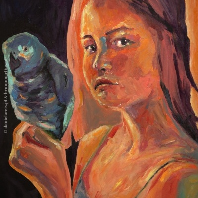 Pintura a óleo de mulher a segurar papagaio azul em fundo preto e laranja