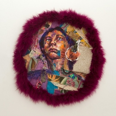 quadro redondo com imagem de mulher em colagem colorida e moldura de pelúcia roxa