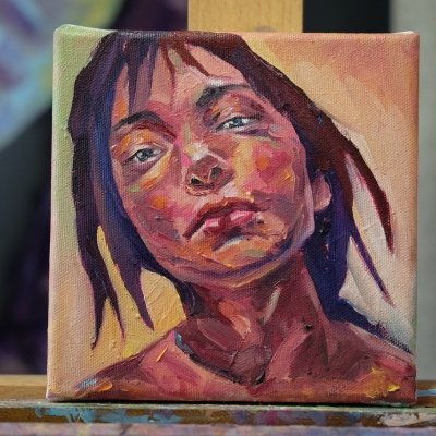 Pintura a óleo de um rosto feminino em tons quentes com cabelos escuros