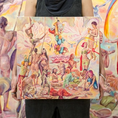 Pessoa segurando pintura com figuras humanas coloridas em várias posturas.