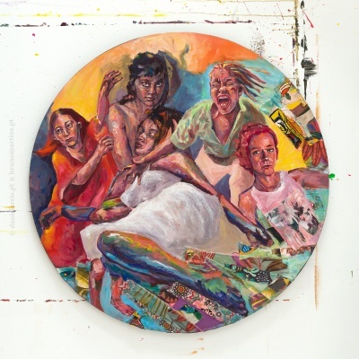 Pintura redonda colorida com cinco figuras humanas e detalhes em colagem